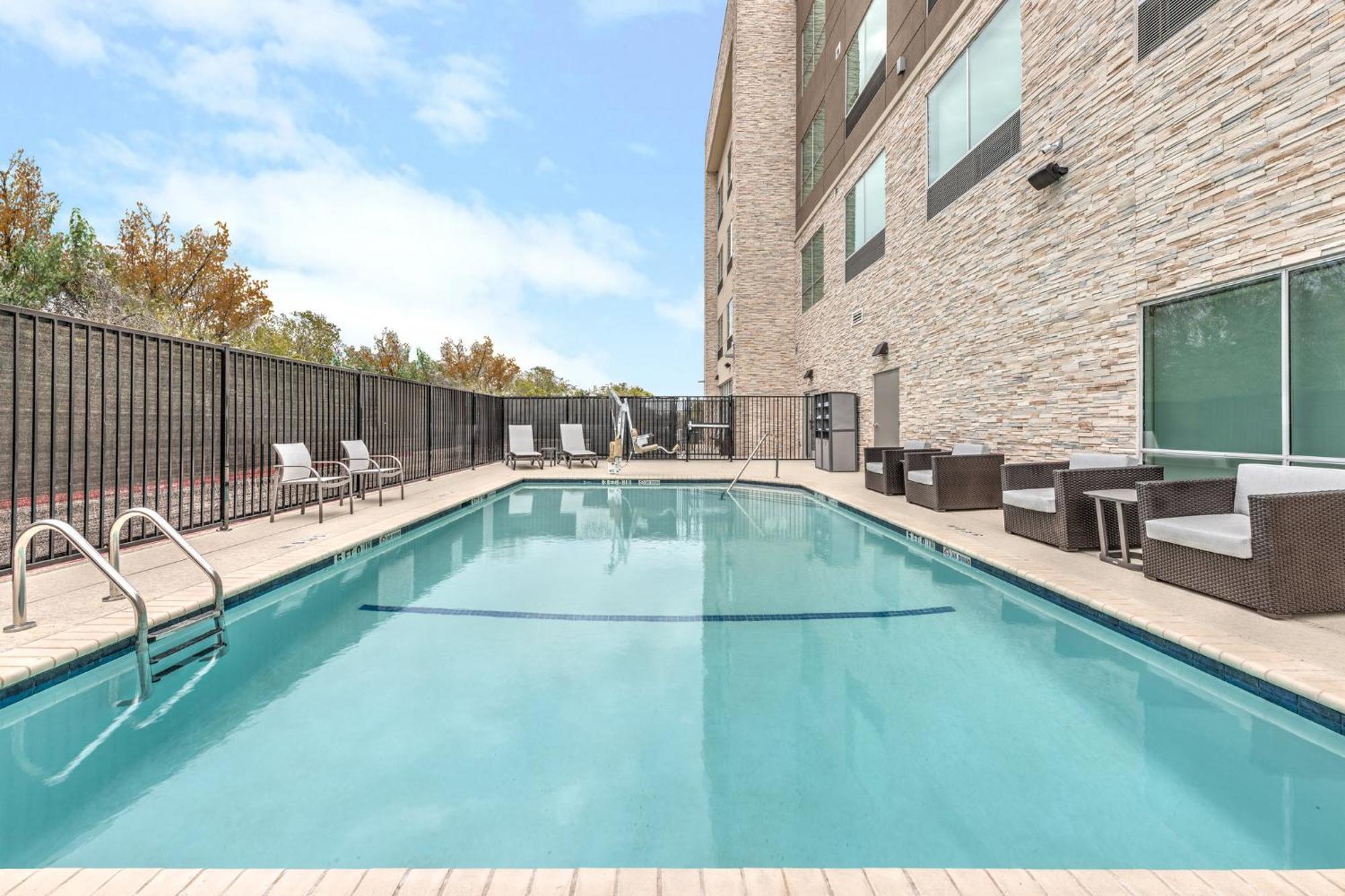 Holiday Inn Express & Suites Austin Airport East By Ihg Екстер'єр фото